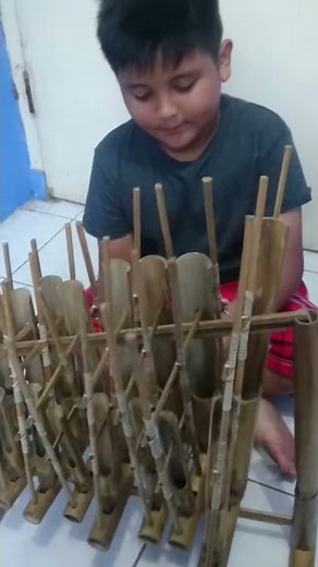 How to play angklung