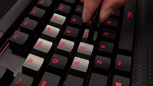 想換個鍵帽？Alloy Elite 內附拔鍵器 一、二、三 拔！👌 | HyperX