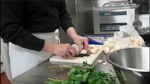 La côte de veau à la manière d’Alain Chapel Alain Chapel, est né le 30 décembre 1937 à #Lyon, et est un grand Chef cuisinier du village de #Mionnay, dans le département de l'Ain, en plein cœur de la Dombes. Trois étoiles au Guide Michelin, son travail s'affiliait à la Nouvelle Cuisine. Il a fait son apprentissage chez Jean Vignard, cuisinier lyonnais, puis dans le restaurant de Fernand Point à Vienne. En 1967, il prend la direction des cuisines de la Mère Charles à #Mionnay, le restaurant de ses
