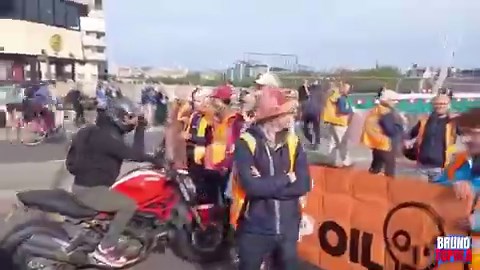 RT @BrunoTopola: 🇬🇧 Londyn. Kilku lewaków blokuje drogę. Setki Brytyjczyków nie dojedzie do pracy.Zero reakcji brytyjskiej policji.Na…