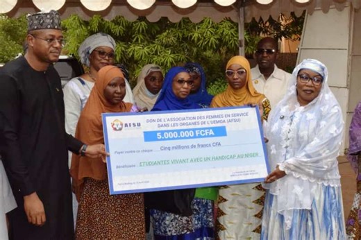 Solidarité : les femmes de l’UEMOA apportent leur soutien à de jeunes étudiantes handicapées