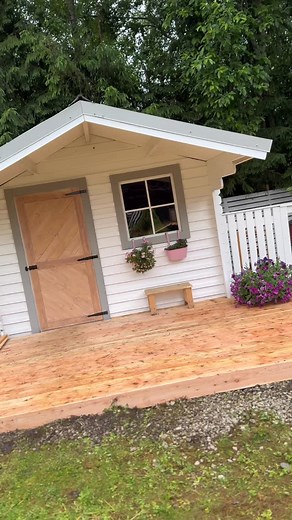 Mallu Mariann Treimann-Legrant on Instagram: "KES TAHAB MEIE KANAMAJA MAKEOVERIT NÄHA?🥹♥️ Koostöös @krauta_eesti ja Märteniga sai lõpuks valmis meie kanamaja! Nagu majadega ikka, on see loomulikult üks nendest projektidest, mis 100% valmis ei saa ja tahab kogu aeg väikseid uuendusi, aga ma ütlen ausalt - ma olen niii rahul! Kuigi enamuse osast tegi ära Märten, siis tegelikult ma nägin ka ikka korralikult vaeva, et kanadel ja jänestel oleks ilus kodu🙂‍↕️ Nii et kui teil mingi projekt tegemist t