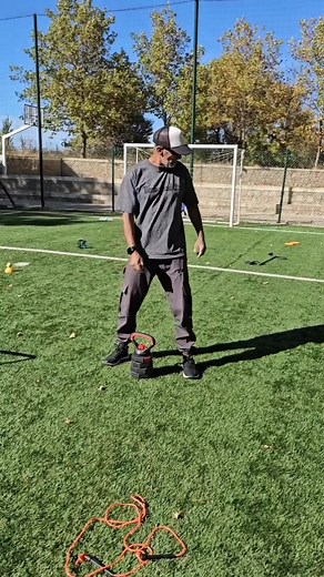 CIRCUIT TRAINING TABATA : C'est un type d'entraînement par intervalles à haute intensité (HIIT)où l'on alterne des périodes d'effort intense de 20 secondes et des périodes de repos très courtes de 10 secondes,ce circuit qui dure généralement 4 minutes et qui est composé de 8 exercices peut être répéter de 3 à 6 fois ou plus suivant le niveau et la condition physique de chacun soit avec le poids du corps ou avec du matériel. L'objectif et de brûler des calories rapidement et d'améliorer à la fois