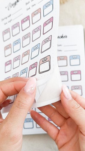 I’m so excited to show you our StickIns in more detail 💌 So many of you asked for more book-themed Stick-ins – and we made it happen 📚 I’m not the biggest bookworm myself (even though I’d love to read more 😅) but I hope you’ll love the new trackers as much as we do. We now have several different reading Stick-ins – and I’ll post another video soon to explain which one works best for what. The Weight Tracker was also super requested – and we made that one too 🙌 And the Gratitude Tracker was s