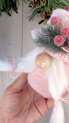 328K views · 4.5K reactions | Prende dei barattoli di vetro e dei calzini e li trasforma in qualcosa di magnifico #fblifestyle | CreativeMamy | Facebook