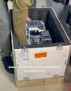 Freeing the hydraulic demolition excavator R960 from its foamy box prison 🤩🤩🤩😁😁 #rcconstructionmodels #excavator #hydraulic #demolition #lr960 | Toucanhobby RC Model