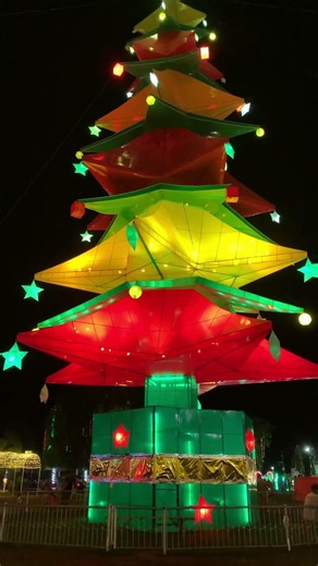 Giant Christmas Tree Chinese Theme #discoverph #travel #christmasdecor