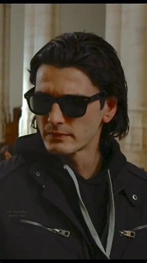 Yon González World🌎Fans on Instagram: "🎞️ #MementoMori T-1 El 30 de noviembre de 2022, Yon y el equipo rodaron esta escena crucial en la Iglesia de Santa María la Mayor, a las afueras de Madrid. Este es el momento en el que Augusto descubre que tiene un hermano gemelo, Orestes ♊️ La escena se rodó en split screen, lo que significa que Yon estaba interpretando frente a sí mismo, algo que requiere mucha sensibilidad interpretativa y control🎭💥 Como ya hemos comentado, Yon creó dos personajes c