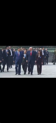 中美会谈一定可以欣赏到藏手礼，这不就来了嘛上半年川大负责搞霍尔木兹海峡下半年包子会被推到台前负责搞台湾海峡和马六甲海峡他俩是同一个组织中不同级别的成员川大是第33级，所以他在公共场所做的手势是倒三角习大级别不同，所以做藏手礼他们的计划是将全球权力从美国和西方向东转移到中国及其关联国家——包括伊朗。川大正是被安插进去的，利用来制造必要的混乱，以推翻旧的“邪教”秩序，从而让新的邪教秩序取而代之。什么是藏手礼：隐藏之手hidden hand 是共济会的一个手势，共济会成员被要求在公开场合做出这样的手势。是为了告诉世人：他们都在朝着一个乌托邦目标奔跑，接受着共济会的启蒙。他们表面上可能是对立的，私底下却有着同一个目标。同时有一个隐藏的力量或隐藏之手在引导着历史的走向，