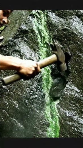 The Green Splendor of the Jungle! Emeralds Hidden in the Rock 🌿💎✨