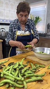 🌱 Se viene el guiso de Abas!!! — un plato que me transporta directo a mi infancia. En casa las plantábamos y yo mismo tenía que desgranar cada una para preparar ese guiso inolvidable. 💚 Con papas fritas o doradas… ¡es simplemente de otro mundo! 🍟✨ Este jueves, como todos los jueves, acompáñanos en el paso a paso de Las Recetas de Mi Madre. ¡No te lo pierdas! 👩‍🍳💚 | Recetas Mi Madre
