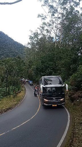 Approaching the new year 2026, Indonesian tourism routes are very busy with buses. #TransportIndonesia #reelWorld #Happynewyear #touristbus #roadtrack #roadlife | Jendela Negeriku ID