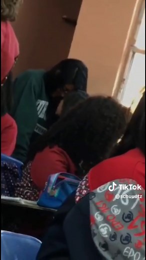 Lesbianas en la Escuela: Besos, Amistad y Confesiones
