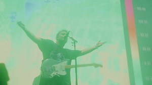 Thanks for going wild in the rain TRNSMT! 🏴󠁧󠁢󠁳󠁣󠁴󠁿 We loved playing this cover of Frightened Rabbit’s ‘Modern Leper’ and would like to highlight the incredible work Tiny Changes do to support the mental health of Scotland’s young people. A charity founded in memory of the band’s Scott Hutchison ❤️ | Sam Fender