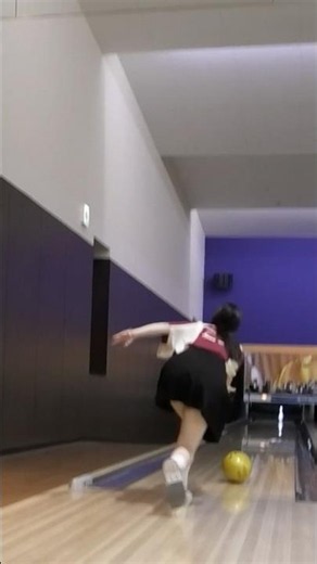 🦊Bowling beginner trying for a spare with a 13lb ball🎳 #bowling #bowlingpractice #bowling