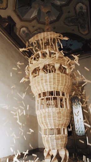 Mesmerizing Domino Art: 1500 Planks Domino Demolition