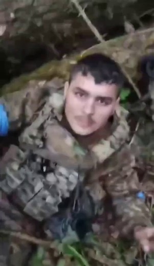 Les Russes capturent un mercenaire colombien en Ukraine. La plupart de son groupe est mort. Lui est vivant : « Welcome to Russia, my friend. T’es ma petite médaille. »