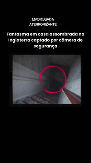 Fantasma em casa assombrada na Inglaterra capturado por câmera de segurança 👻👀⚠️ Inacreditável! Essa gravação arrepiante de câmera de segurança, supostamente feita dentro de uma antiga casa assombrada inglesa, está causando arrepios na internet. Dá uma olhada naquela forma escura e indefinida destacada perto do patamar da escada… isso é real? A qualidade granulada só aumenta o mistério em torno desse suposto encontro sobrenatural. Quais são as suas opiniões sobre o que a câmera realmente captu
