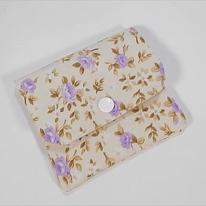 9.4K views · 298 reactions | Hola mis amigas, en el video de hoy les muestro como hacer una hermosa mini billetera hecha con tela, puedes guardar tus tarjetas y tu dinero, puedes llevar en tu bolsillo o entonces dentro de tu bolsa. Espero que les gusten :) #diy #manualidades #coser #costuracreativa | Show de Manualidades | Facebook