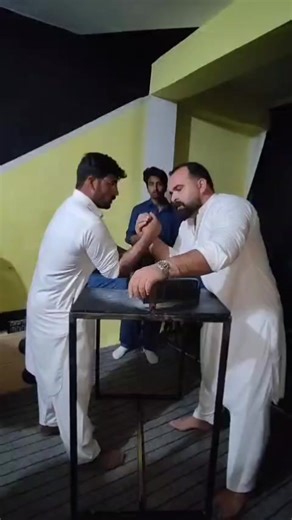 Table Training: 1vs8 Armwrestling Challenge