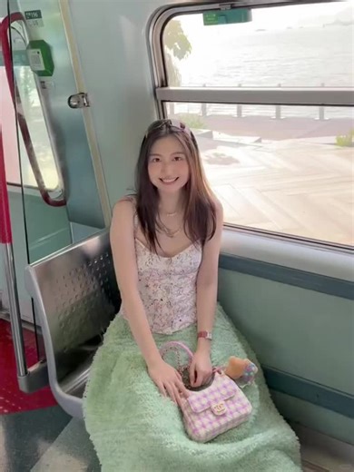 新包包引人注目：滨海湾流行时尚