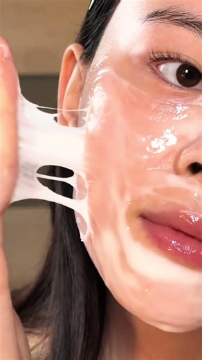 İNQREDİENTLƏR: \t•\tYarım stəkan süd \t•\t1,5 xörək qaşığı qarğıdalı nişastası \t•\t5–6 damcı jojoba yağı \t•\t5–6 damcı üzüm çəyirdəyi yağı \t•\t3–4 damcı E vitamini ⸻ 👩‍🍳 HAZIRLANMASI: Süd və qarğıdalı nişastasını qarışdırıb zəif odda qatılaşana qədər bişirin. Qatılaşdıqdan sonra ocaqdan götürün, bir az ilısın və yağları E vitaminini əlavə edib yaxşıca qarışdırın. Krem konsistensiyasında olmalıdır. ⸻ 🧖‍♀️ İSTİFADƏ QAYDASI: \t•\tTəmiz üzə çəkin \t•\t10–15 dəqiqə saxlayın \t•\tİlıq su ilə yuy