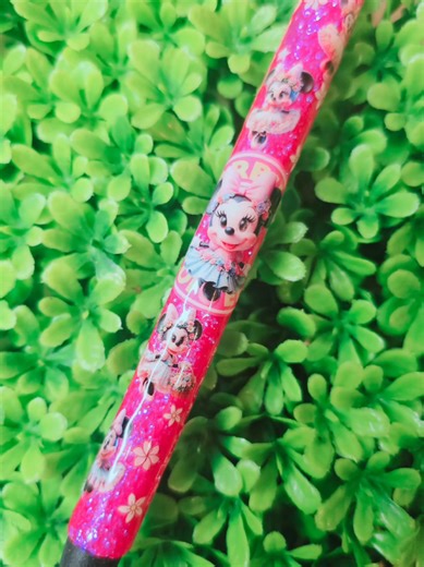 Sparkle step-by-step ✨ From plain pen to ✨THAT✨ pen. Glitter, seal, shine… repeat 💅🏽 Because every detail deserves a little extra ✨ #GlitterPens #Pens #custompens ##HandmadeWithLove #DIYGlitter