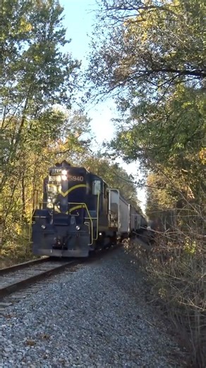 GP9 LOCAL WITH A LESLIE RS5T #trainhorns #train #railroad