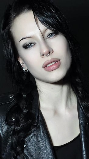 Effy Makeup Tutorial for Smokey Eye Looks