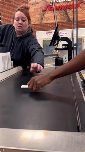 Hotel door-knocking prank#hotel #prank #holloween #funnyvideos #fyp