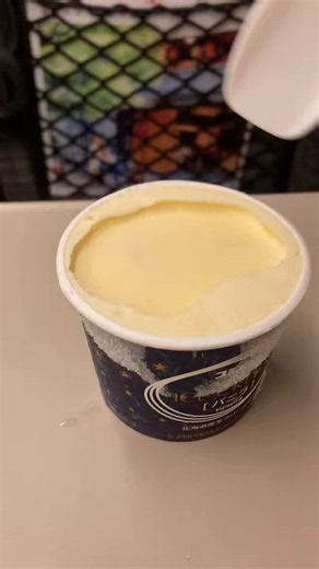泥酔であたまおわってるからｼﾝｶﾝｾﾝｽｺﾞｲｶﾀｲｱｲｽを到着残り15分で買ったバカこれ、ホットコーヒー無いと解凍に30分くらいかかるんよ https://t.co/XRKXxTWT53