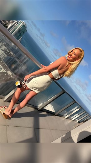 Spring Break Outfit Inspiration for Beach Vibes