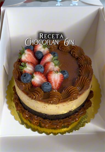 Receta completa aquí👇🏼🥰 Carmelo 1/3 de azúcar 1/4de agua Flan 2 tazas y media de mezcla de flan Para el pan o bizcocho 150 gr de premezcla (chocolate fudge) 67 gr de leche 27 gr de huevo 1 huevo Recuerden esta receta es para un chocoflan de 6inx3in.❤️ #postres #recetasfaciles #chocoflan #dessert #recetas