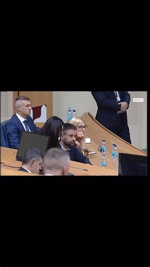 Tokom rasprave o Budžetu institucija BiH poslanik DF-a Zlatan Begić kritikovao ponašanje ministra finansija i trezora u Savjetu ministara BiH Srđana Amidžića i šefice Kluba poslanika SNSD-a Sanje Vulić. “Izgleda da vama djeluje udobnije krilo Srđana Amidžića nego ta vaša stolica”, odgovorila mu je Vulićeva. | princip.news