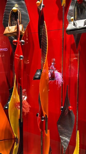 Visual Trends Merchandising - Stéphane Mathieu on Instagram: "[Kinetic - @christianlouboutin] 📍Flagship Store - 400, rue Saint-Honoré - 75001 Paris #louboutin #visualmerchandising #christmaswindow #retail"