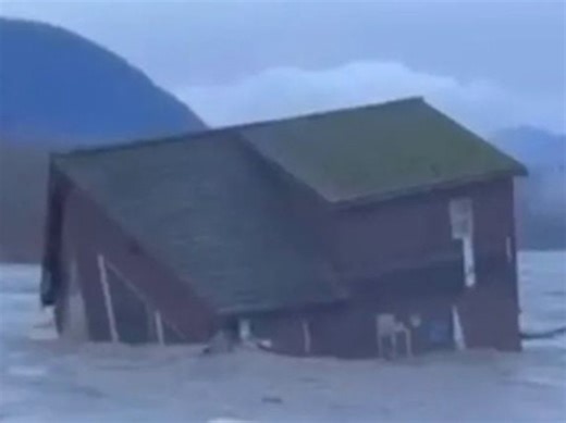 Flooding in Washington: River sweeps away entire house