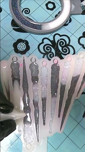 How to Make Resin Icicle Ornaments with Gasoline Effect Glitter.DIY Christmas #resinart #sofiklife