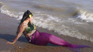 Meet the hundreds of mermaids, mermen and merbabies who washed up on a beach to set a new world record! | HuffPost