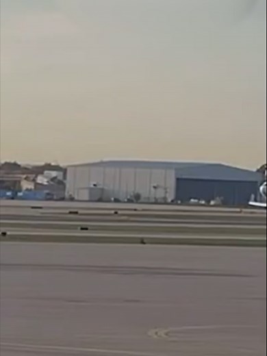 Imágenes difundidas por la Junta Nacional de Seguridad en el Transporte muestran el momento en que un avión de carga de UPS pierde un motor segundos después de despegar en Louisville, Kentucky. El video de vigilancia capta cómo el motor izquierdo y parte de la estructura se desprenden del ala poco después del despegue. El accidente, ocurrido el 4 de noviembre de 2025, deja 14 personas muertas y permanece bajo investigación federal para determinar las causas de la falla. #Latinus #InformaciónPara