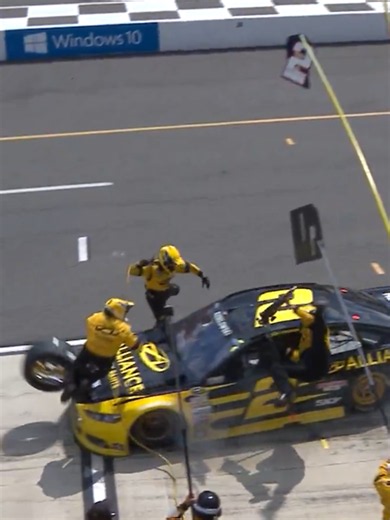 A NASCAR sempre dá uns sustos na gente, né? Essa equipe de pit-stops saiu ilesa de um