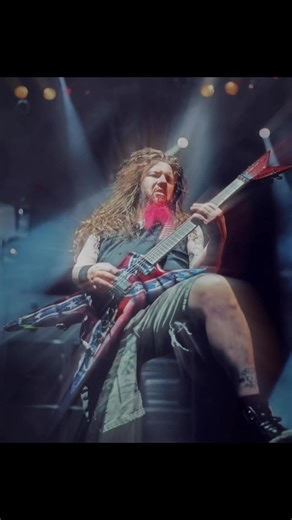 Texas, 1966. 🌵 En ese calor sureño nació Darrell Lance Abbott, el guitarrista que el mundo conocería como Dimebag Darrell. Cofundador de Pantera y Damageplan, convirtió sus riffs en catarsis pura, redefiniendo el metal de los noventa 🤘🏻🔥 Su legado se escucha en discos que siguen sacudiendo cabezas: • Cowboys from Hell (1990) ⚡️ • Vulgar Display of Power (1992) 💥 • Far Beyond Driven (1994) 🎶 Aunque su luz se apagó demasiado pronto, cada riff suyo sigue encendido y cortando como cuchillo. 🎧