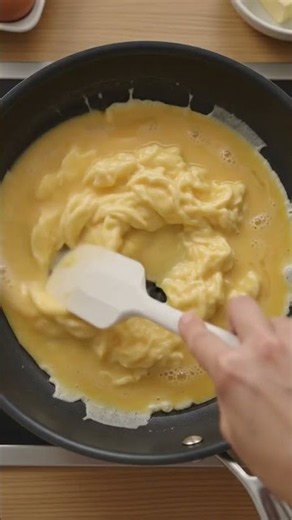 How to Make Perfectly Fluffy Scrambled Eggs 🍳