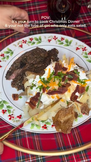 Tanesha’s Table on Instagram: "For the Lady Perhaps a salad ?! 🥗 PERHAPS NOT.😇 A BAKED POTATO BAR IS OFFICIALLY A NEW FAMILY TRADITION AT CHRISTMAS! 🎄 ELEVATE YOUR CHRISTMAS Table with these easy and delicious recipes…….. 🥩🥔(recipes below ⬇️) Save this post, and share with a Friend who’s a Steak and Potatoes Type of Girl…… This Homemade Herb Crusted Prime Rib was so easy to make and seriously gives the classic ol’ turkey dinner kick in the pants! 🦃 It’s way easier and quicker to make! And 