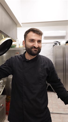 Κλασσικά, κάθε φορά την πληρώνει ο βοηθός 😂 *Κατά τη διάρκεια του video κανένας άνθρωπος ή ζώο δεν τραυματίστηκε #crueltyfree **Το βίντεο είναι καθαρά για χιουμοριστικούς σκοπούς. Στο Ratatouille, το βασικό χαρακτηριστικό είναι το ομαδικό πνεύμα! #RatatouilleVibes #KitchenDrama #ChefLife #TeamSpirit #BoysInTheKitchen #CookingFails #SousChefStruggles #CulinaryComedy #KitchenRage #FunnyChef #ChefMood #RatatouilleHumor #HelpTheSousChef #CookingIsHard #TeamworkMakesTheDreamWork | Ratatouille Cuisin