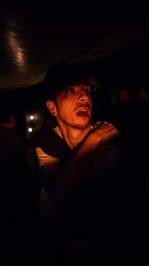 Antonio León. on Instagram: "Maravillas que surgen en el momento que @iankopive se me acerca con su cámara y una luz, y me dice: “Haz cosas locas” 😅😂 En KALMA el pasado finde by: @projecthomeart & @bchillproject 🍃🪐 Gracias infinitas amigos, @larkinpoynton & @borjamc15 , por contar conmigo una vez más.. 🫂🫶🏼🤍"