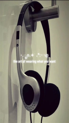 Retro Wired Headphones: Y2K Fashion Statement
