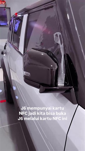 Fungsi Kunci NFC ( Near field communication ) pada mobil listrik adalah untuk memungkinkan pengisian baterai dan mengaktifkan sistem mobil secara wireless. Dengan menggunakan kunci NFC, Anda dapat : -Mengisi baterai mobil listrik tanpa perlu menggunakan kabel -Mengaktifkan sistem mobil, seperti membuka pintu, menyalakan mesin,dan mengatur suhu dalam mobil -Mengakses Informasi tentang status mobil, seperti sisa baterai dan jarak tempuh Kunci NFC biasanya dapat diprogram untuk berfungsi sebagai ku