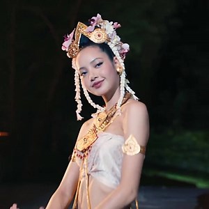 - @StarryMag - Mook performing Thai traditional dance for the guests, she’s stunning!! THE WHITE LOTUS S3EP5 #WhiteLotus3 #TWL #WhiteLotus #TheWhiteLotusWatchParty ------------------ . . BLACKPINKのリサ . Lisa . ลิซ่า . 리사 . リサ #TheWhiteLotus #ホワイトロータス #화이트로터스 #LISA #lalisa #리사 #リサ #BLACKPINK #블랙핑크 #ラリサ #ลิซ่า #ลลิษา #ลลิษามโนบาล #ليسا #lalisamanoban #Lisaedit #lalisablackpink #lisablackpink #blackpinkedit #ブラックピンク @hbo @streamonmax | Lisadailynews - Ldn0327