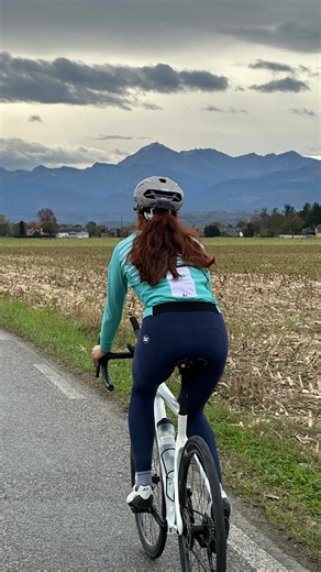 Camille Dazet | bienvenue dans mon univers 🫶🏽 on Instagram: "Comment s’habiller en hiver pour faire du vélo ❄️🚴‍♀️ Rouler en hiver, ce n’est pas une question de multiplier les couches, mais de bien les choisir. 👉 Première peau respirante 👉 Veste d’hiver coupe-vent 👉 Cuissard long chaud 👉 Chaussettes en laine mérinos 👉 Tour de cou (indispensable) Le secret : le layering. Avoir un peu frais au départ, rester au chaud une fois lancée. 📌 Sauvegarde ce réel pour tes prochaines sorties d’hive
