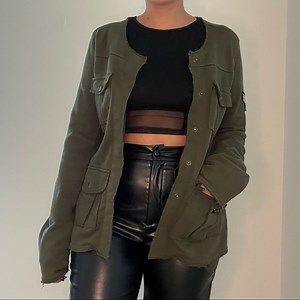 Zara • Army Green Jacket w/ Pockets, Buttons Patch. Size large great condition